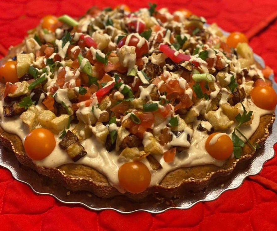 Falafel tart with garlic sauce and veggies